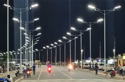 Sul bordo dell'acqua: azienda di lampioni solari per l'illuminazione di Marina e Dock