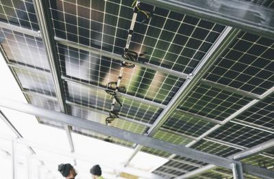 Installazione del sistema di generazione di energia fotovoltaica sul tetto industriale e commerciale