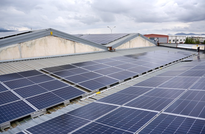 Come selezionare gli inverter ibridi intelligenti per centrali fotovoltaiche industriali e commerciali