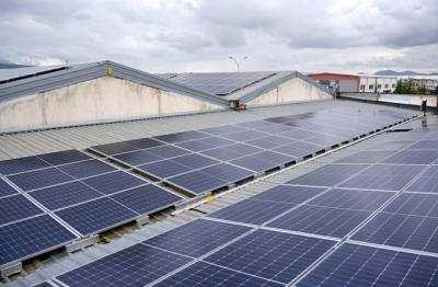 Come selezionare gli inverter ibridi intelligenti per centrali fotovoltaiche industriali e commerciali