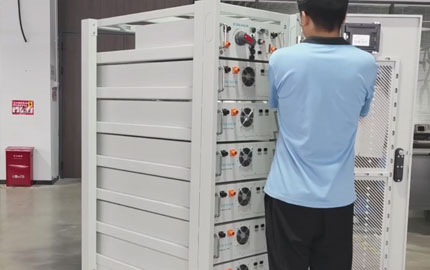 Installazione del sistema commerciale di accumulo di energia con batteria al litio da 60KWH 11