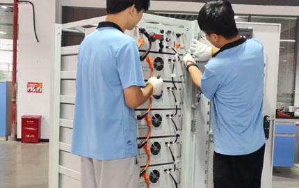 Installazione di sistema di accumulo energetico commerciale con batteria al litio da 60KWH 15