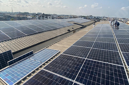 Caso di studio: implementazione di pannelli solari monofacciali bifacciali da 550 W per l'alimentazione di backup a Lagos, Nigeria