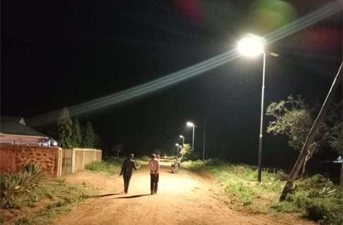 76 set di lampioni solari SLV in Kenya