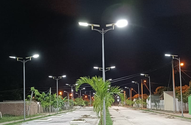 136 Set di Lampioni Solari per Progetto di Parco in Colombia