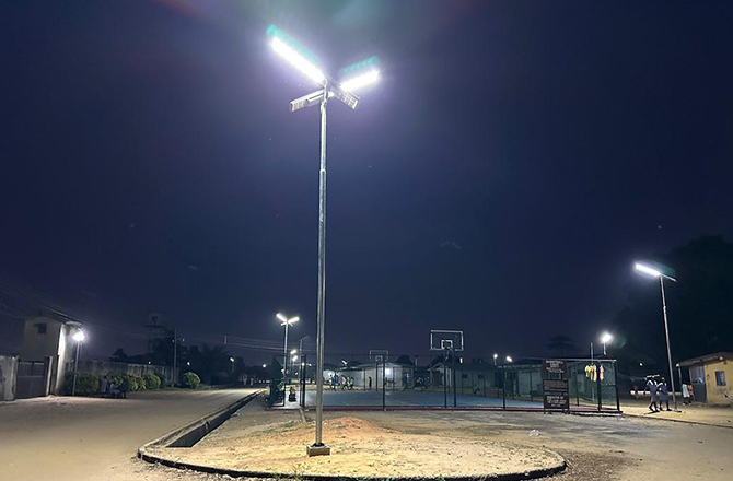 Lampade solari stradali Anern SLV2‑120W nel progetto di illuminazione stradale comunitaria in Nigeria