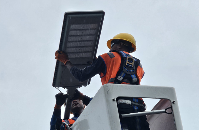 Lampioni solari stradali tutto-in-uno Anern ISSL‑C 150W in Indonesia