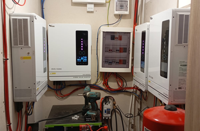 Anern EVO 10.2kW Inverter Ibrido e SPI 6kW UPS Inverter a Bassa Frequenza in Bulgaria